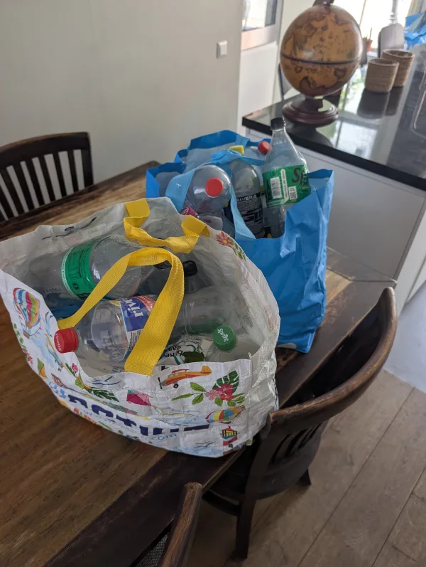 Lege plastic + bier flesjes 